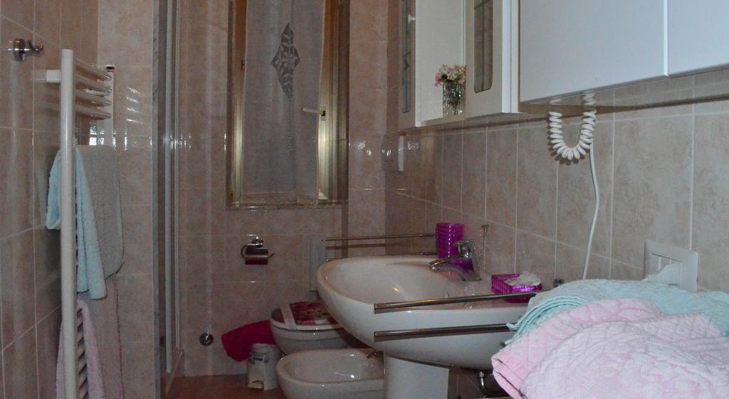 La Casa Delle Rose Room With Air Conditioning La Spezia Bagian luar foto