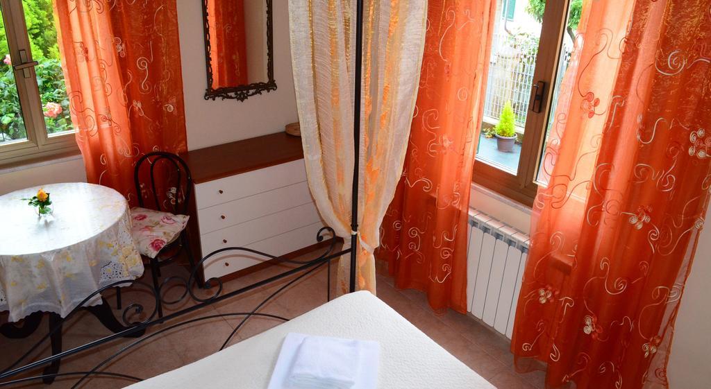 La Casa Delle Rose Room With Air Conditioning La Spezia Bagian luar foto